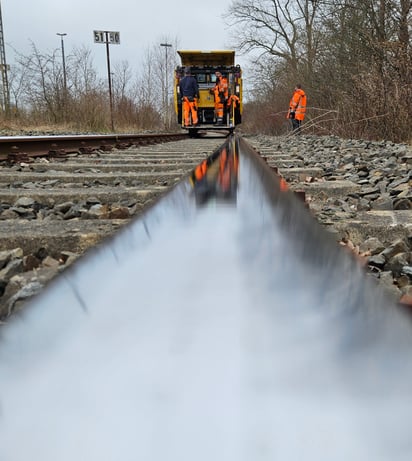 Employees during mobile rail milling